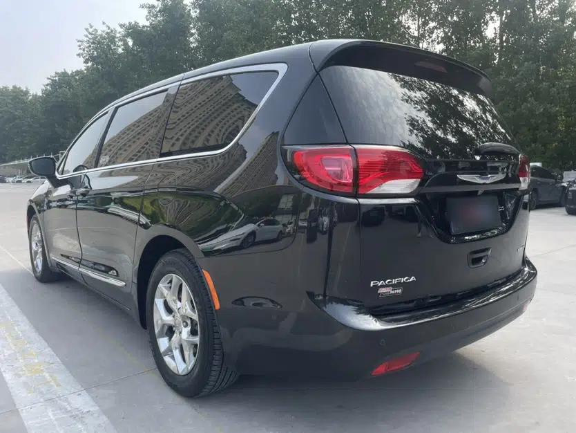 Chrysler Grand Voyager 2017 3.6L Premium Edition — миниатюра 6