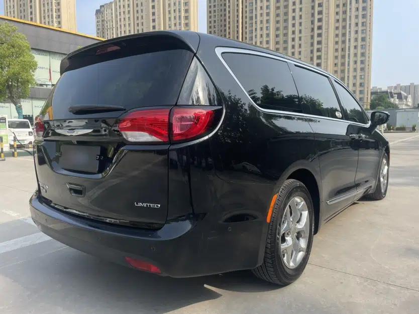 Chrysler Grand Voyager 2017 3.6L Premium Edition — миниатюра 7