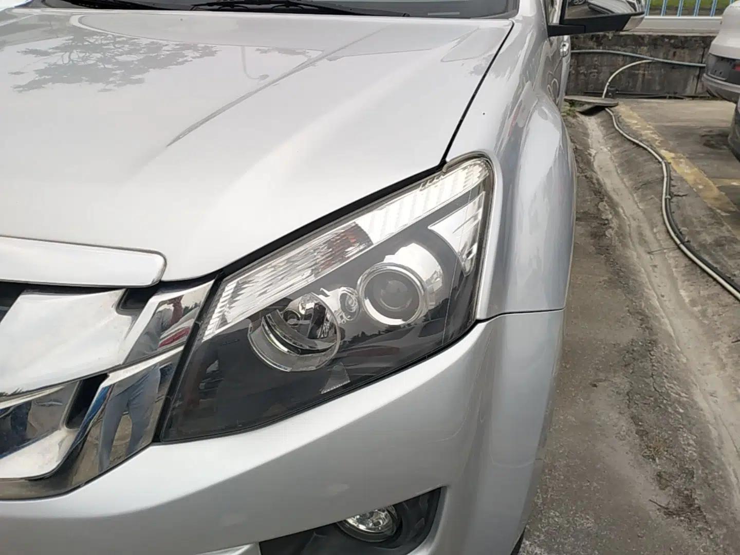 Isuzu D-MAX 2018 3.0T Two-Wheel Drive Automatic Elite Version 4JJ1-TC HI — миниатюра 8