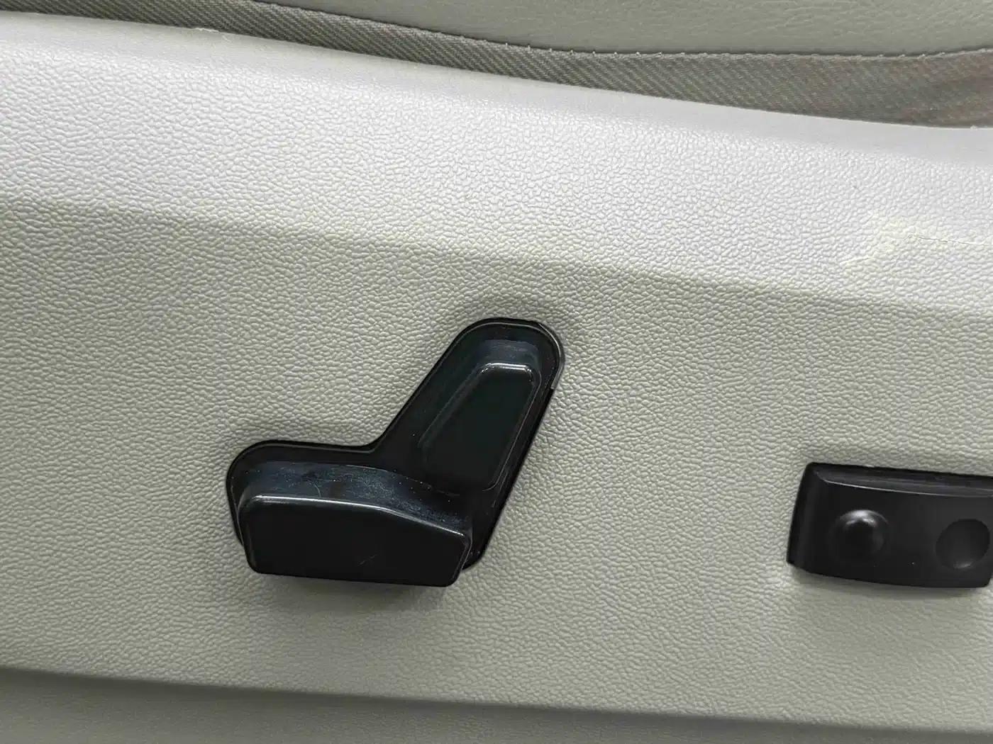 2013 Imported Grand Voyager 3.6L Luxury Edition — миниатюра 11