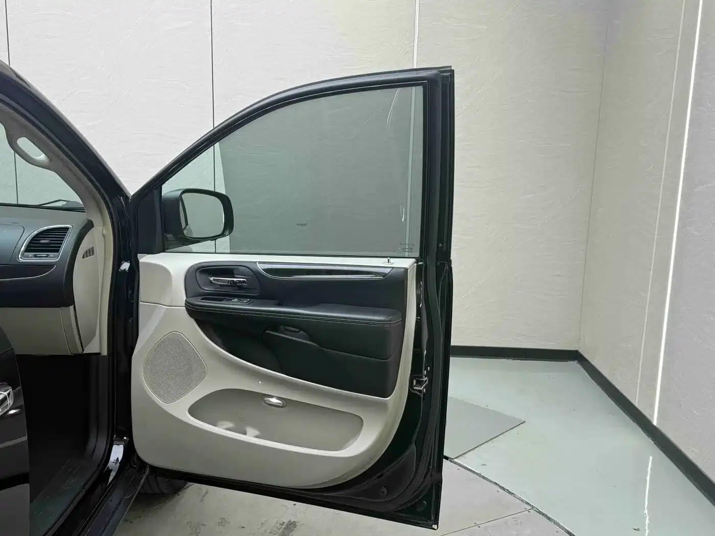 2013 Imported Grand Voyager 3.6L Luxury Edition — миниатюра 12