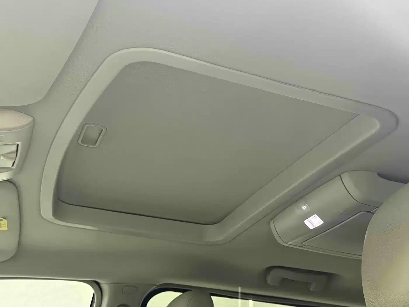 2013 Imported Grand Voyager 3.6L Luxury Edition — миниатюра 13