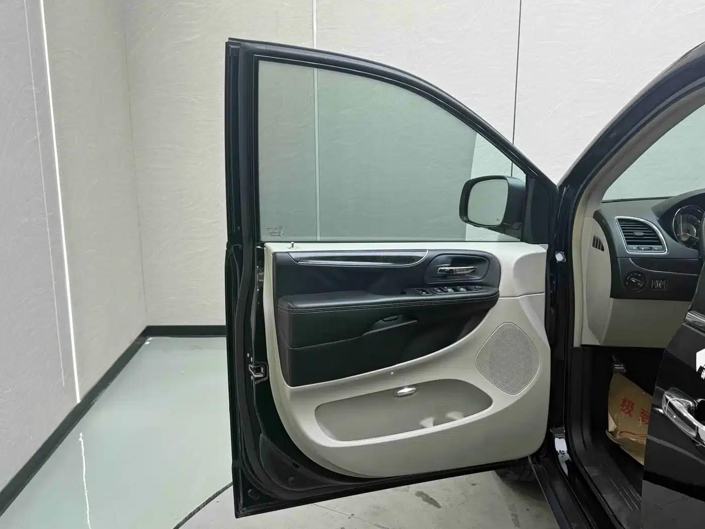 2013 Imported Grand Voyager 3.6L Luxury Edition — миниатюра 14