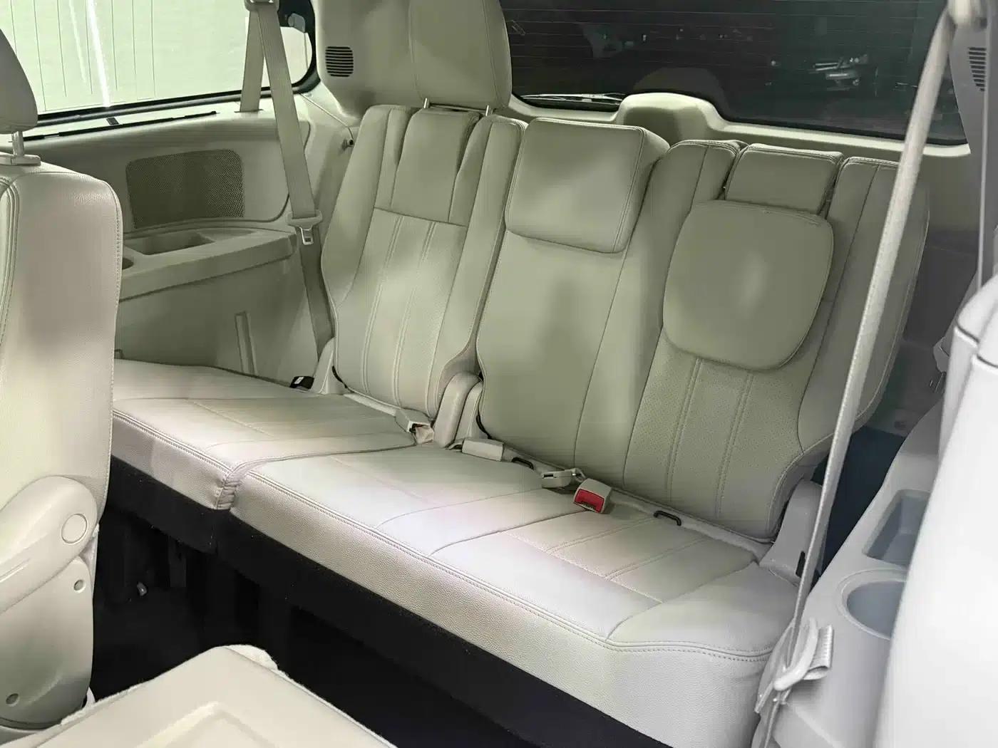 2013 Imported Grand Voyager 3.6L Luxury Edition — миниатюра 17