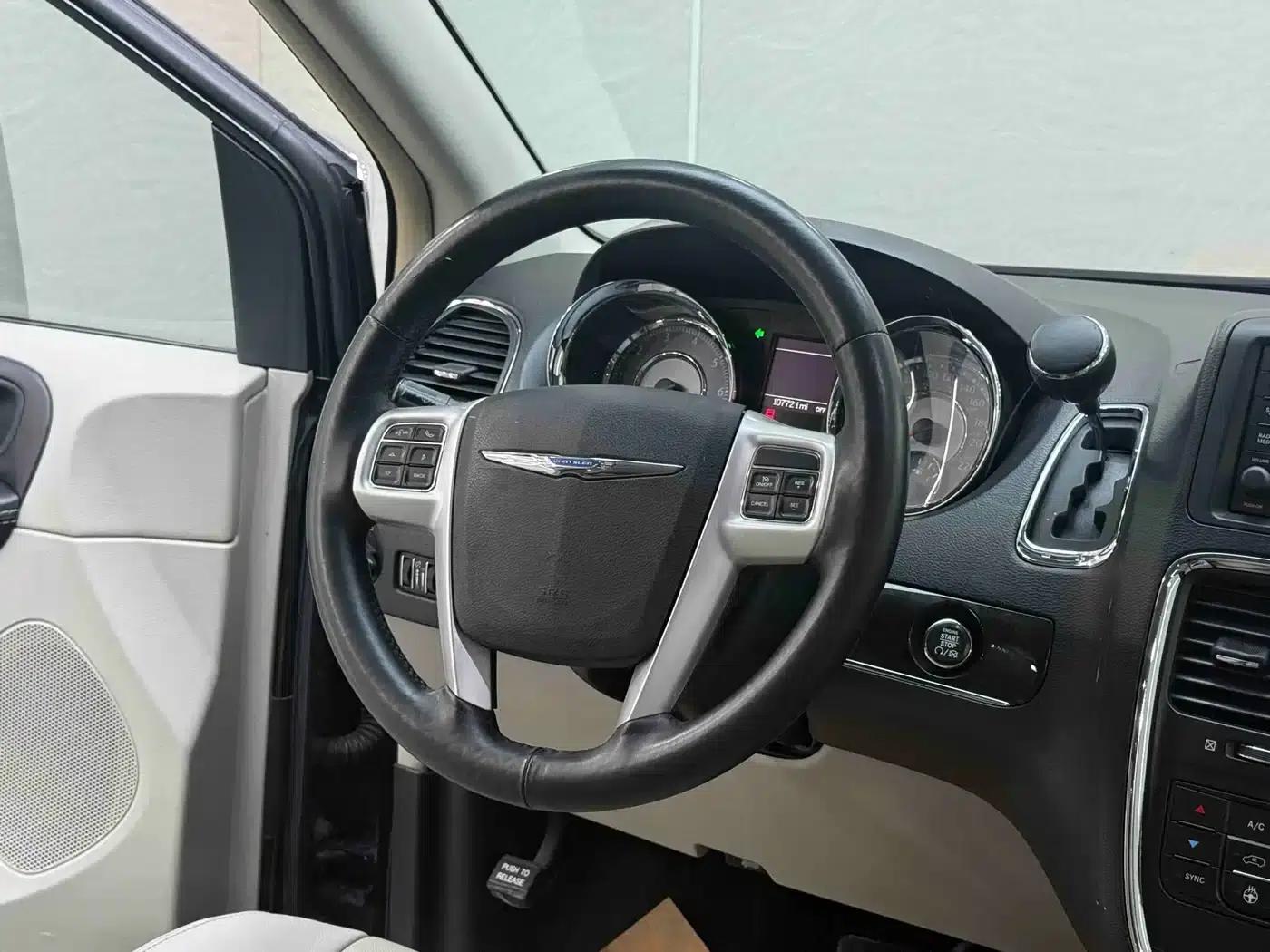 2013 Imported Grand Voyager 3.6L Luxury Edition — миниатюра 18
