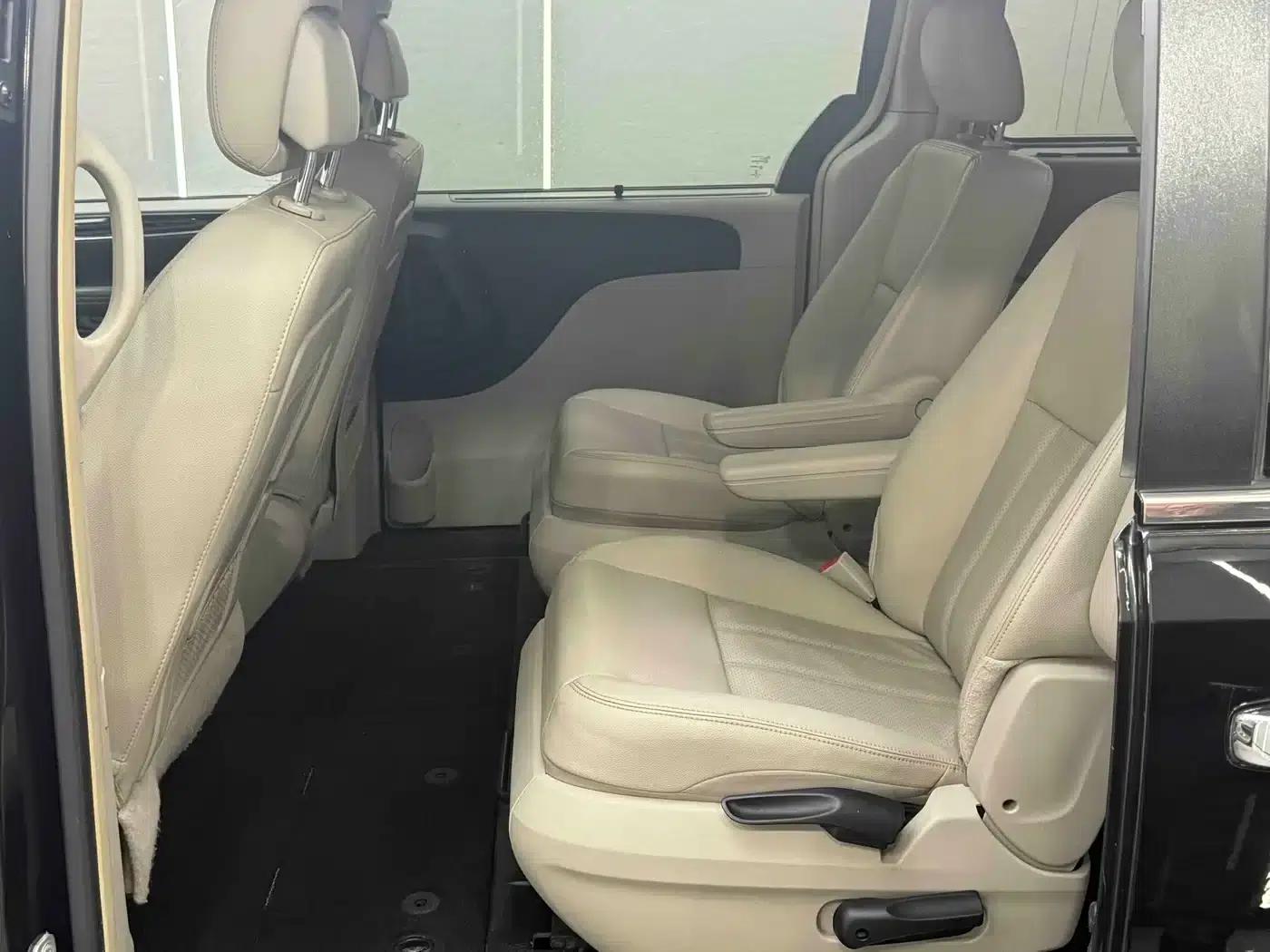 2013 Imported Grand Voyager 3.6L Luxury Edition — миниатюра 19