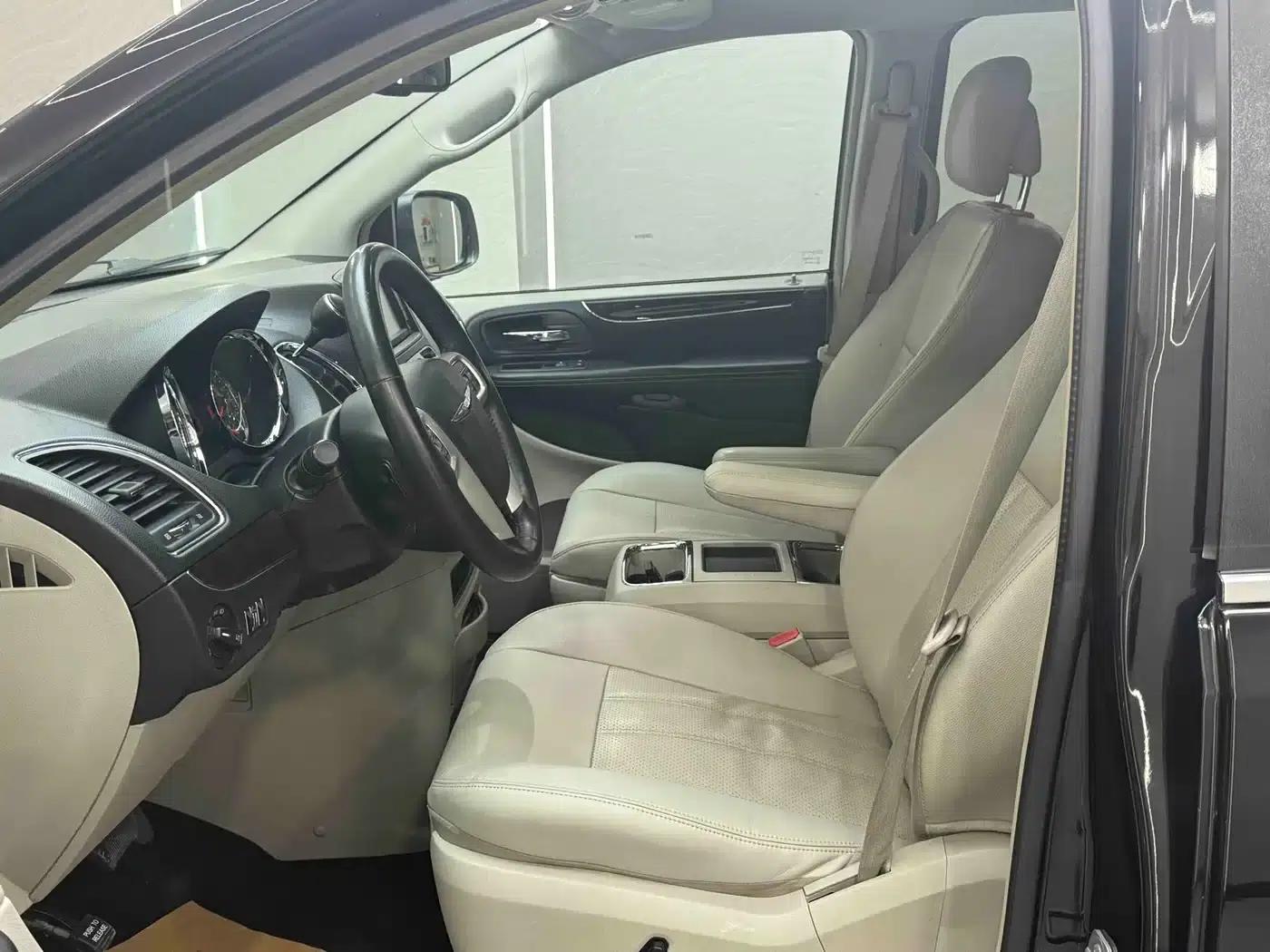2013 Imported Grand Voyager 3.6L Luxury Edition — миниатюра 20