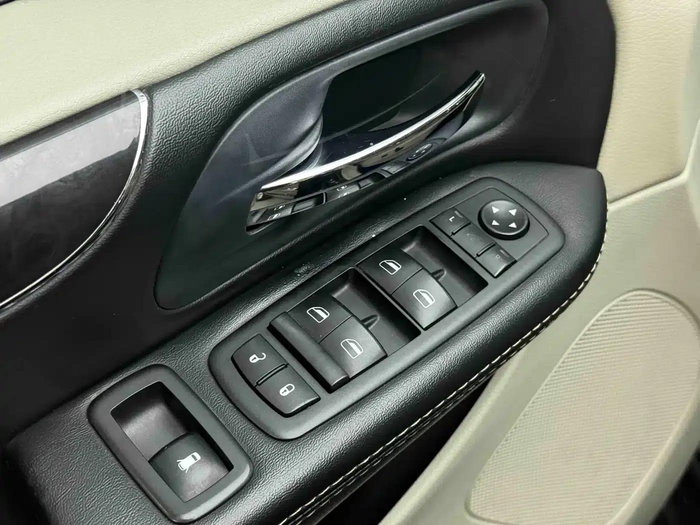 2013 Imported Grand Voyager 3.6L Luxury Edition — миниатюра 21