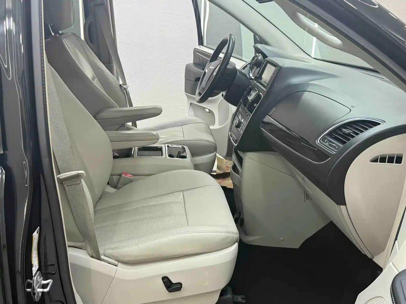 2013 Imported Grand Voyager 3.6L Luxury Edition — миниатюра 22
