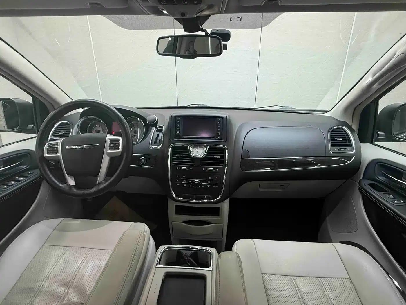 2013 Imported Grand Voyager 3.6L Luxury Edition — миниатюра 23