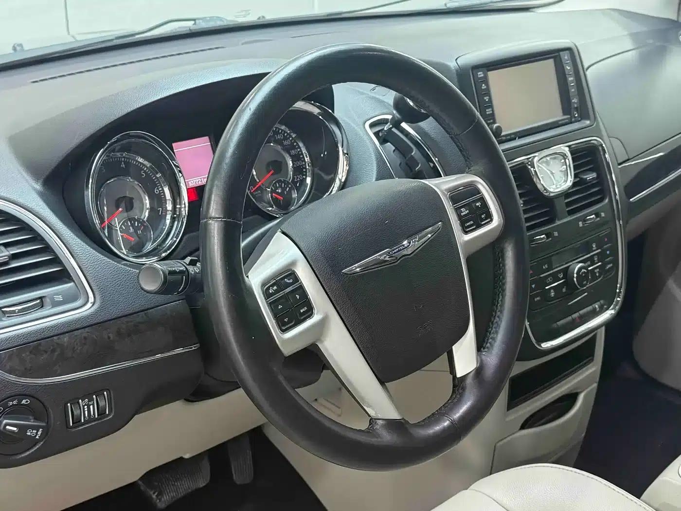 2013 Imported Grand Voyager 3.6L Luxury Edition — миниатюра 5
