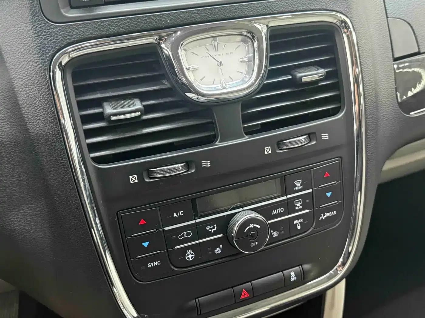 2013 Imported Grand Voyager 3.6L Luxury Edition — миниатюра 6