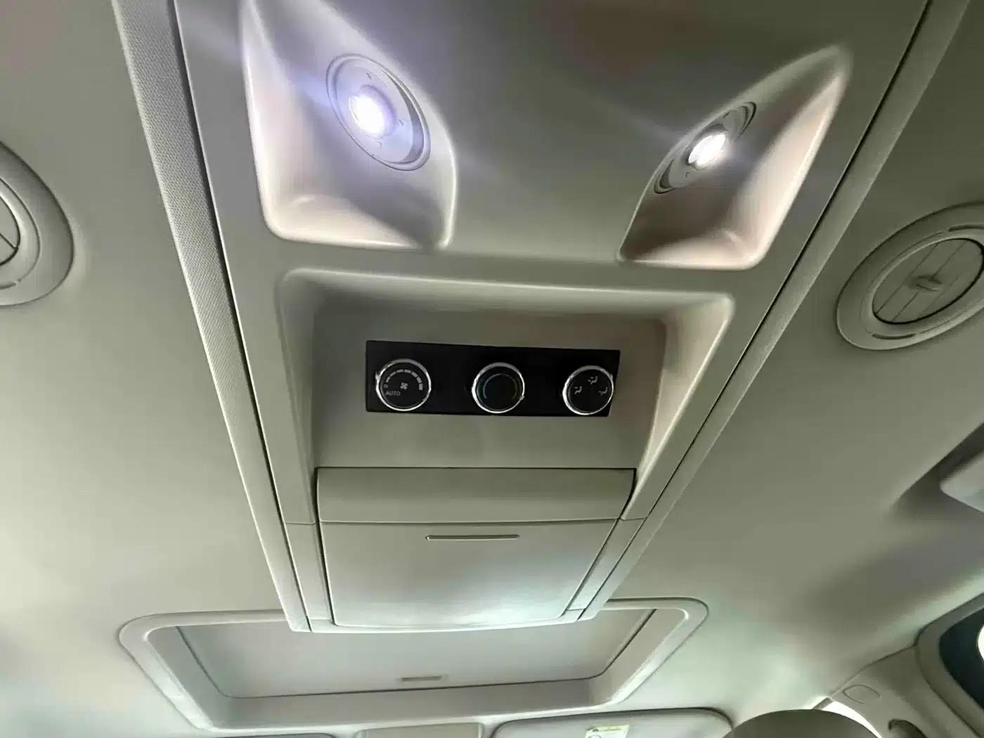 2013 Imported Grand Voyager 3.6L Luxury Edition — миниатюра 8