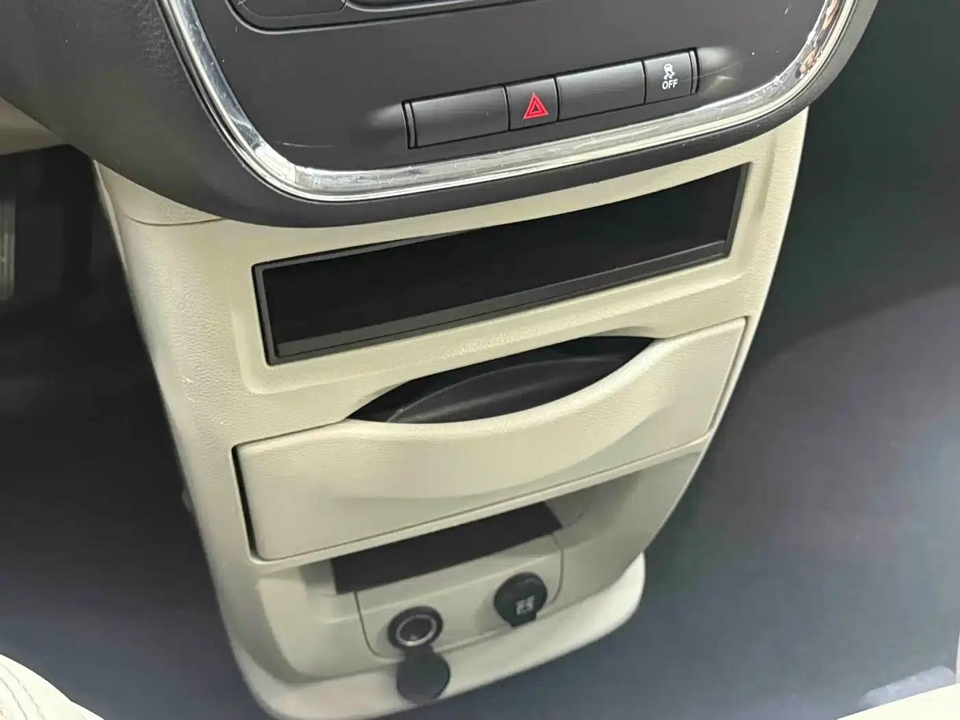 2013 Imported Grand Voyager 3.6L Luxury Edition — миниатюра 9