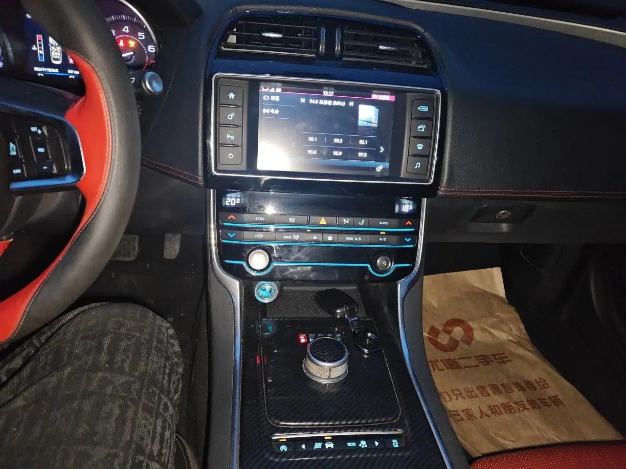 Jaguar XE 2015 2.0T 200 PS R-Sport — миниатюра 13