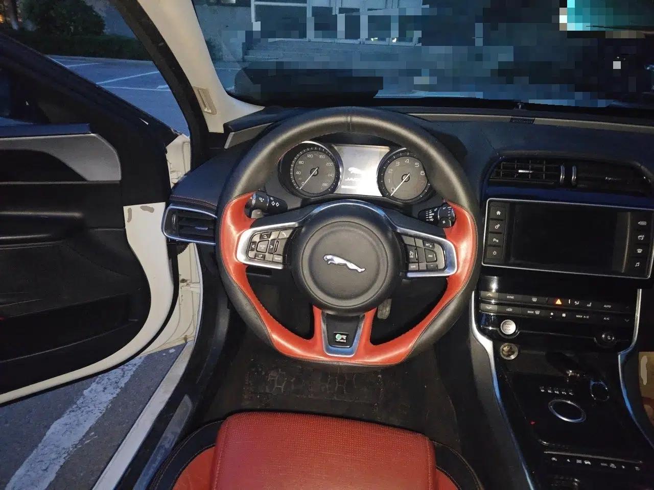 Jaguar XE 2015 2.0T 200 PS R-Sport — миниатюра 10