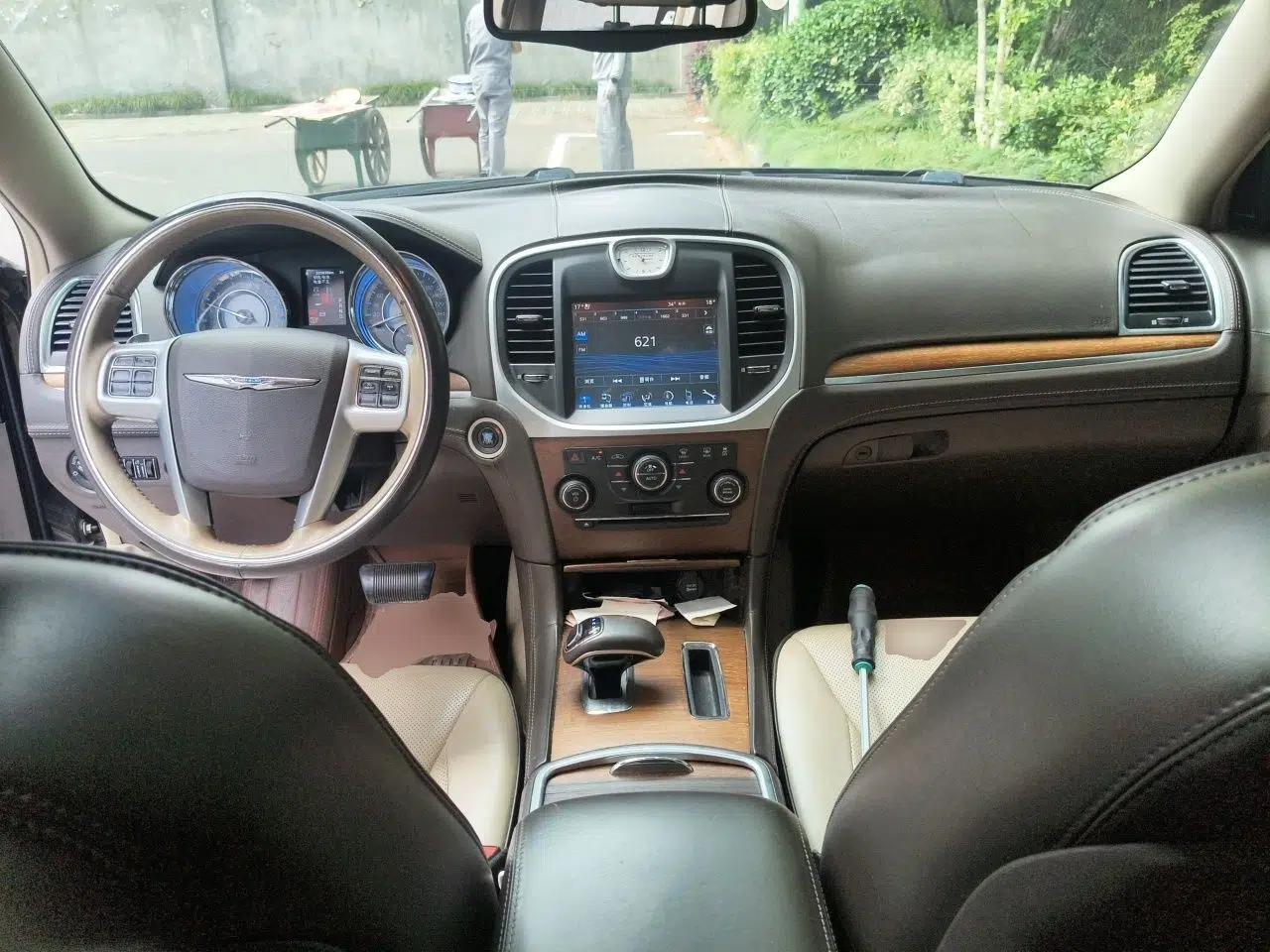 Chrysler 300C 2012 3.6L Luxury Edition — миниатюра 9