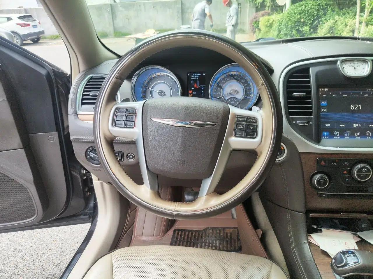 Chrysler 300C 2012 3.6L Luxury Edition — миниатюра 10