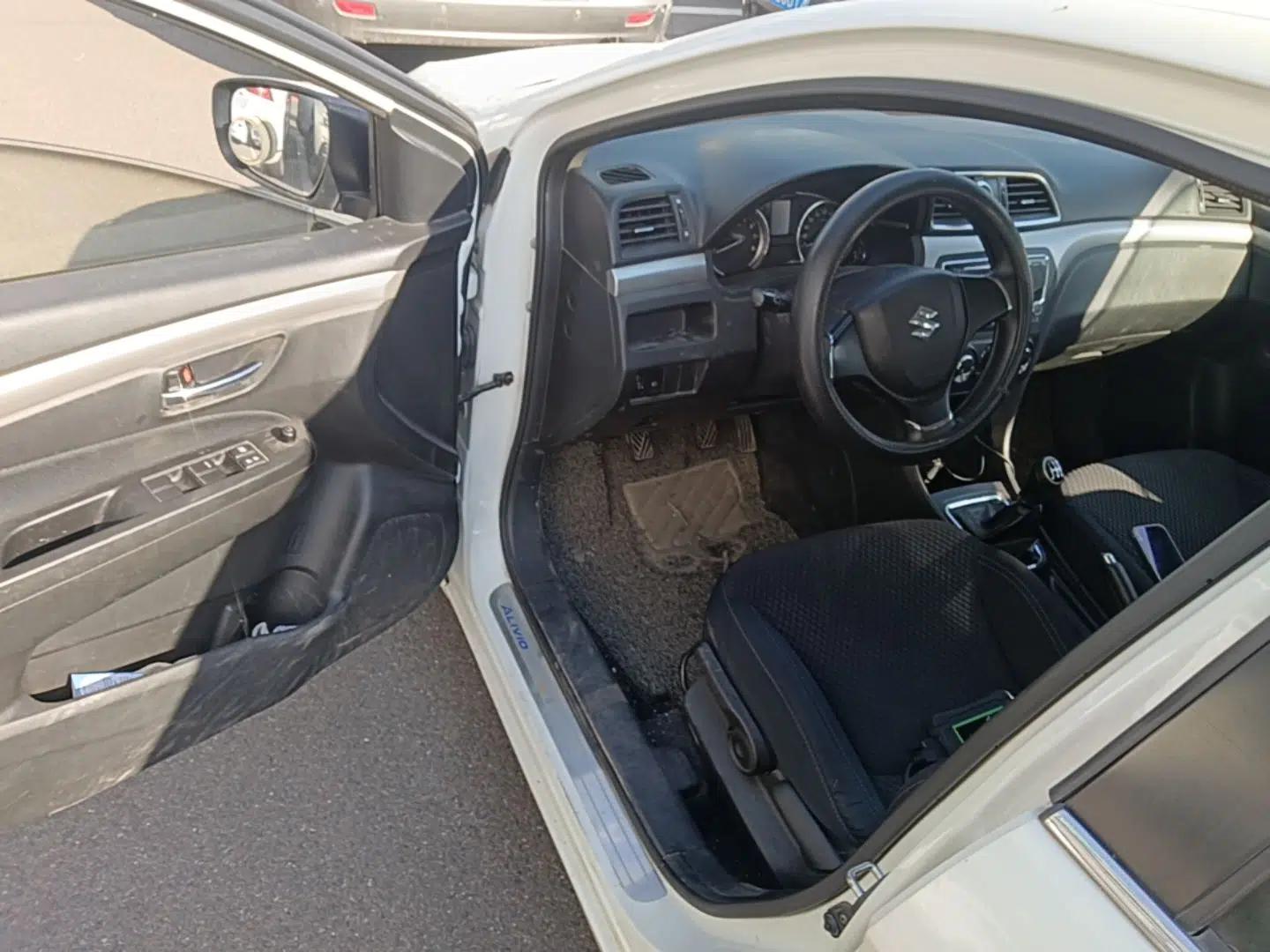 Suzuki Alivio 2015 1.6L Manual Comfort Model — миниатюра 18