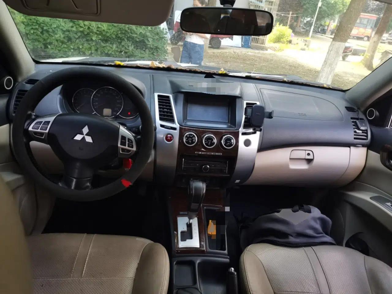 Mitsubishi Pajero Sport 2013 3.0L Automatic Two-Wheel Drive Luxury Edition — миниатюра 9