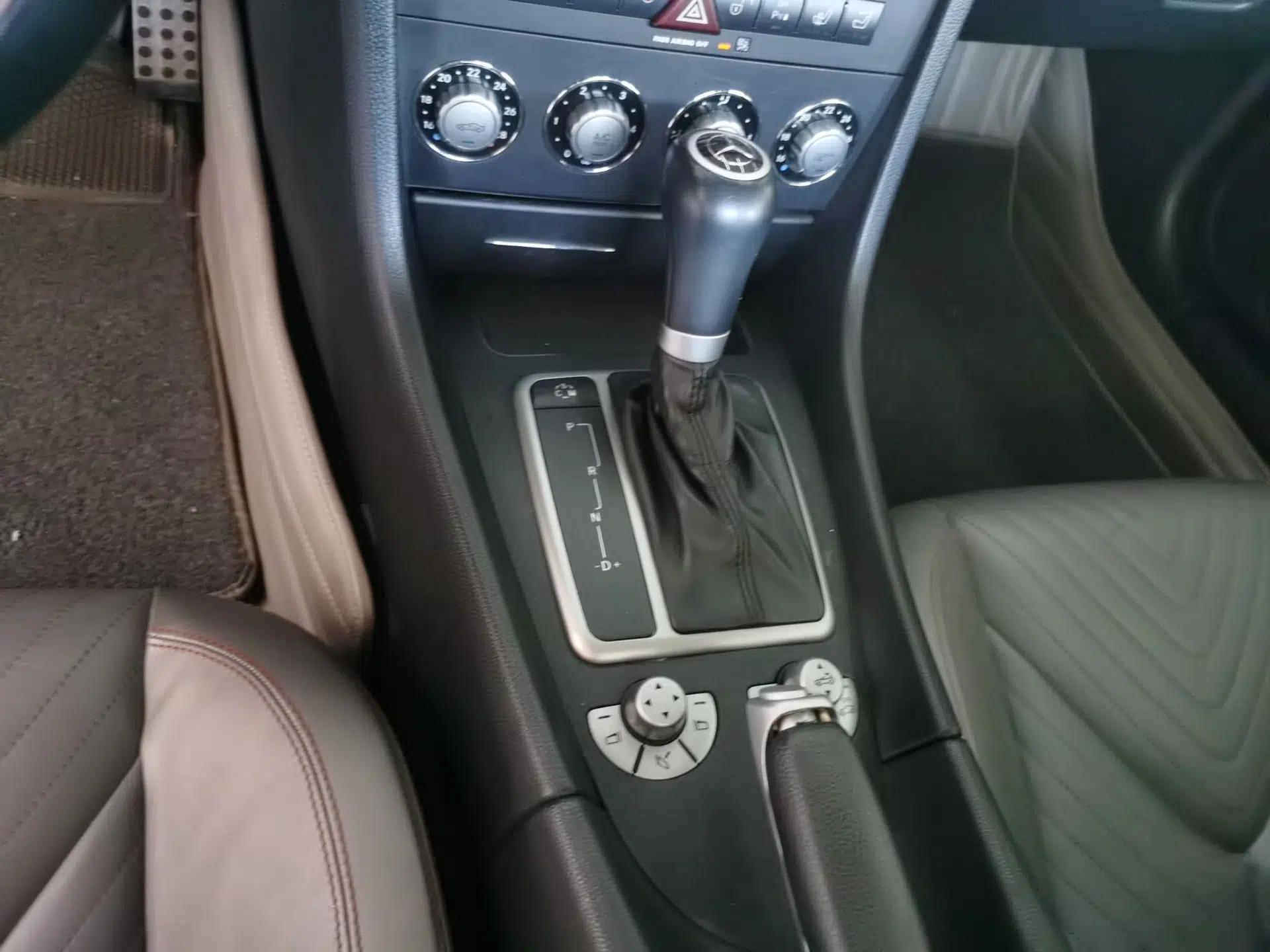 Mercedes-Benz SLK-Class 2010 SLK 300 Grand Edition — миниатюра 14