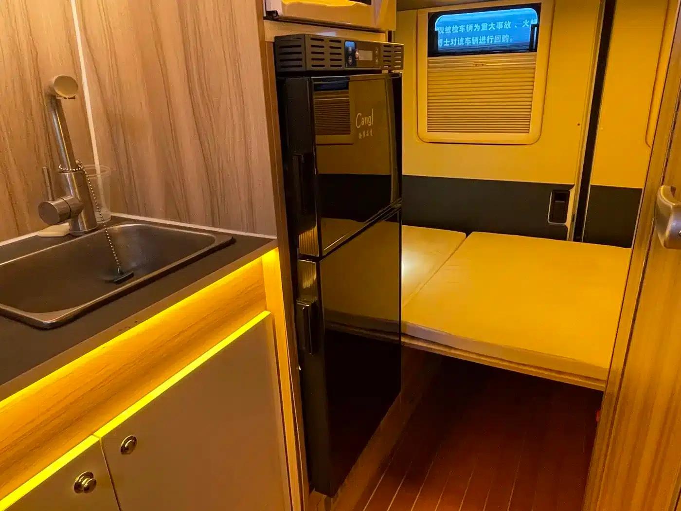 SAIC MAXUS V90 RV 2021 Model 2.0T Traveler V90 Self-propelled Type B Motorhome Luxury Edition with Transverse Bed — миниатюра 18