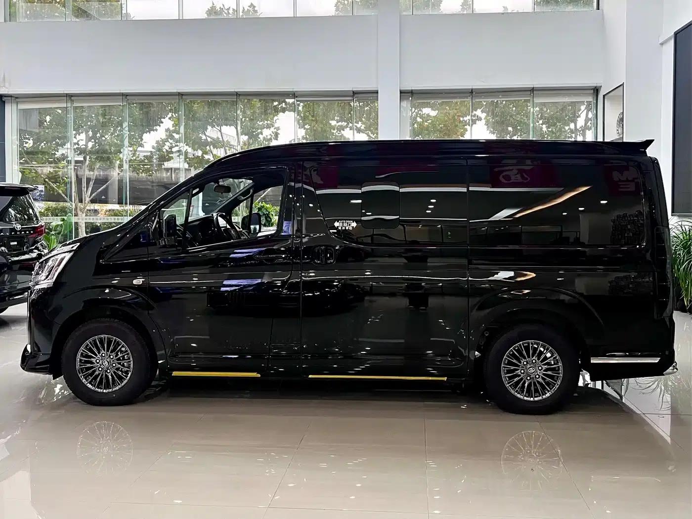 2025 HIACE 3.5L Automatic — миниатюра 2