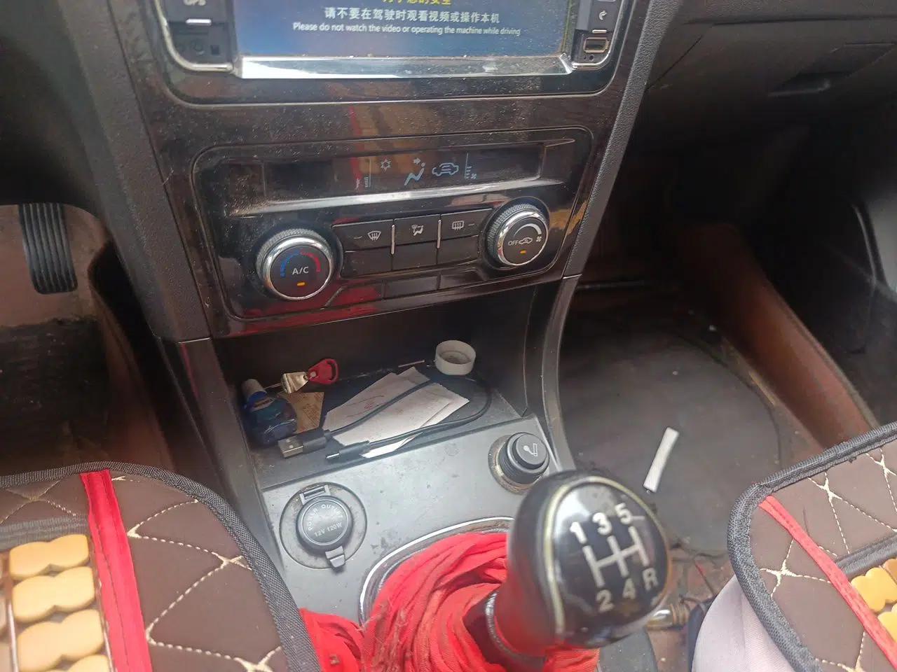 Dongfeng Fengon 370 2016 1.5L Manual Luxury Model 5 Seats — миниатюра 14