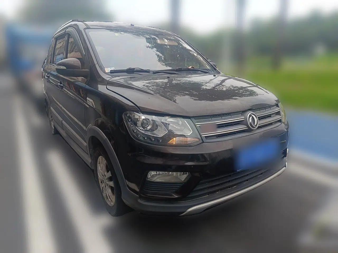 Dongfeng Fengon 370 2016 1.5L Manual Luxury Model 5 Seats — миниатюра 3