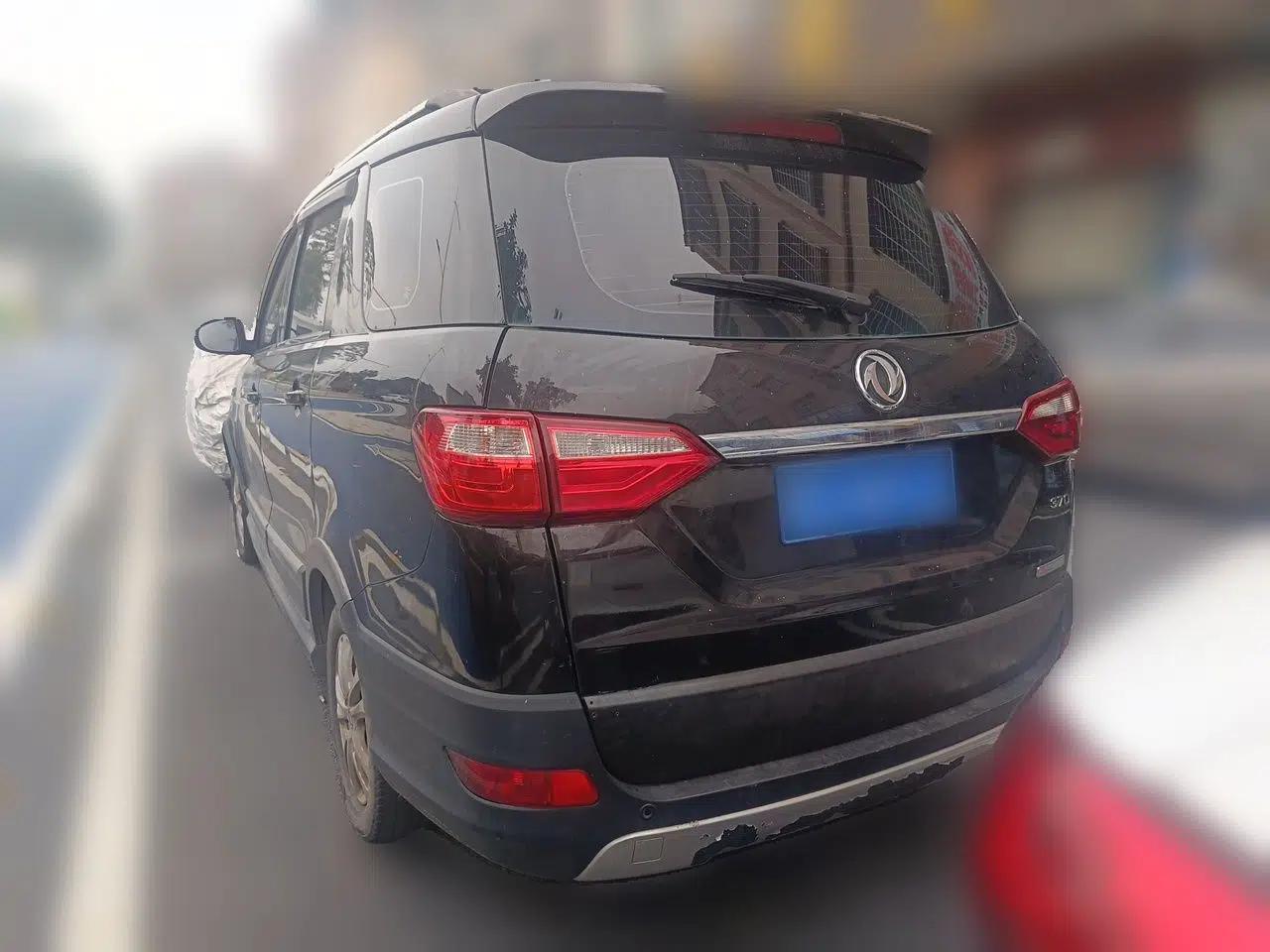 Dongfeng Fengon 370 2016 1.5L Manual Luxury Model 5 Seats — миниатюра 4