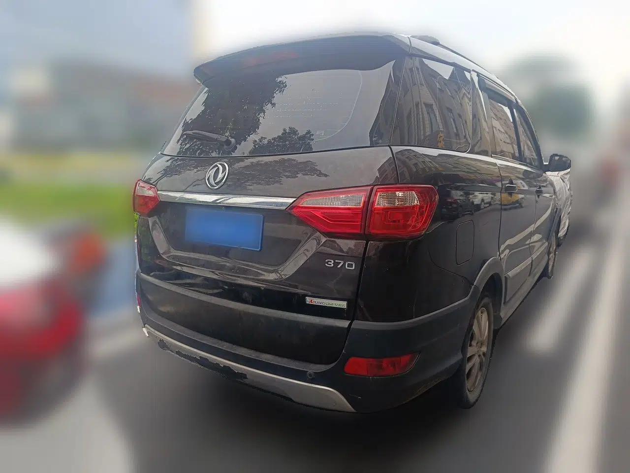 Dongfeng Fengon 370 2016 1.5L Manual Luxury Model 5 Seats — миниатюра 6