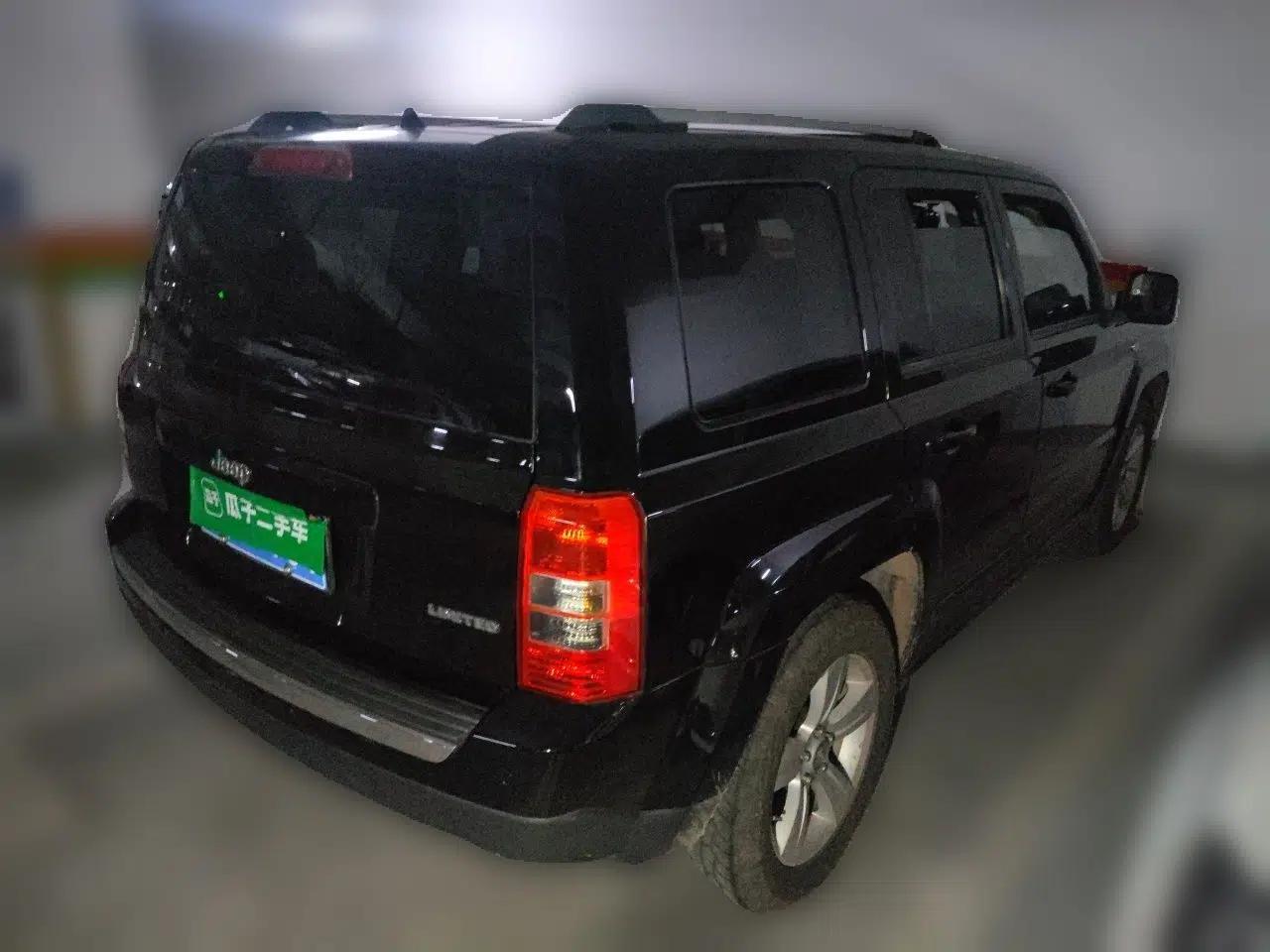 Jeep Patriot 2014 2.4L Luxury Navigation Edition — миниатюра 6