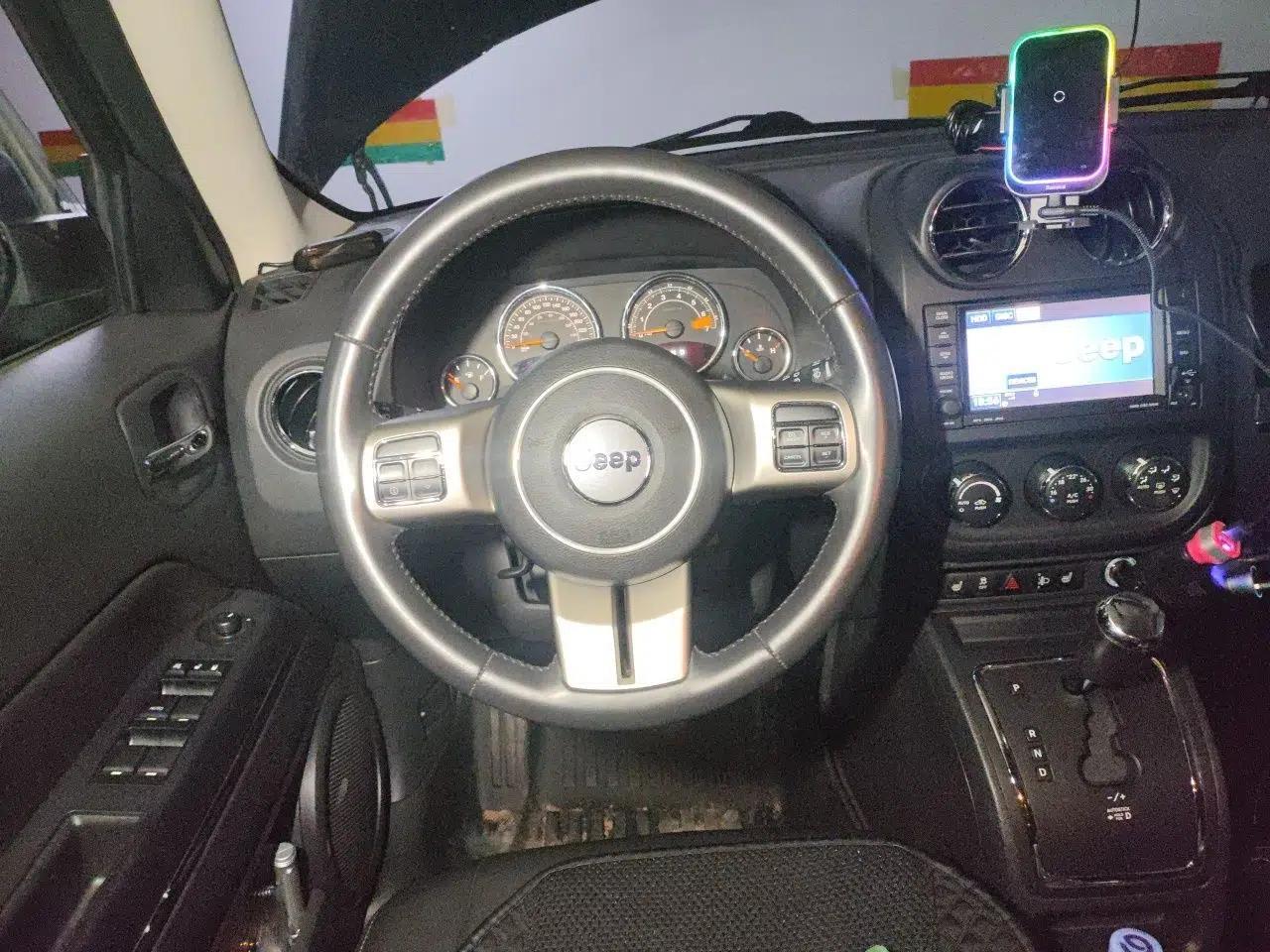 Jeep Patriot 2014 2.4L Luxury Navigation Edition — миниатюра 10
