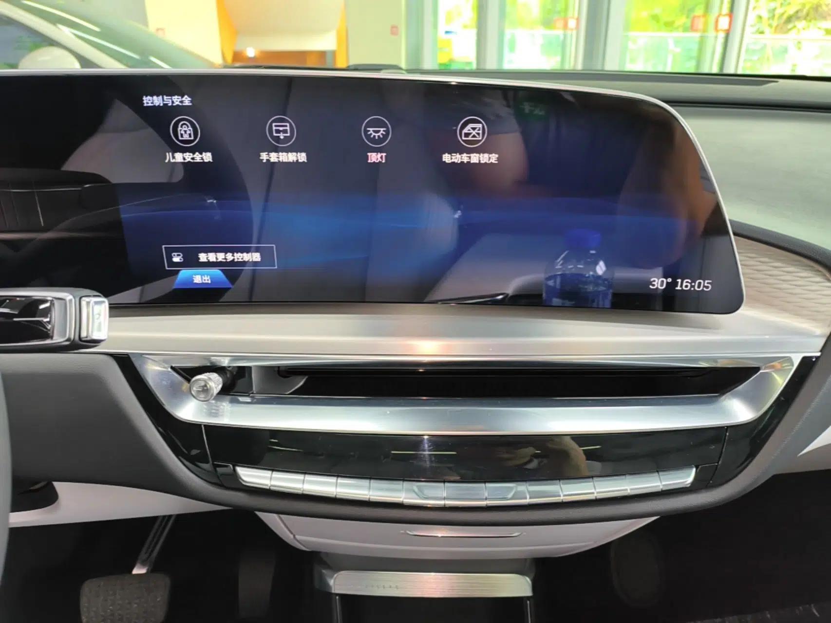 Cadillac LYRIQ 2024 Rear-Drive Standard Range Luxury Edition — миниатюра 15