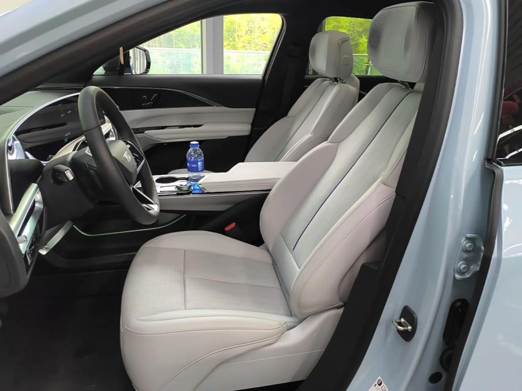 Cadillac LYRIQ 2024 Rear-Drive Standard Range Luxury Edition — миниатюра 17