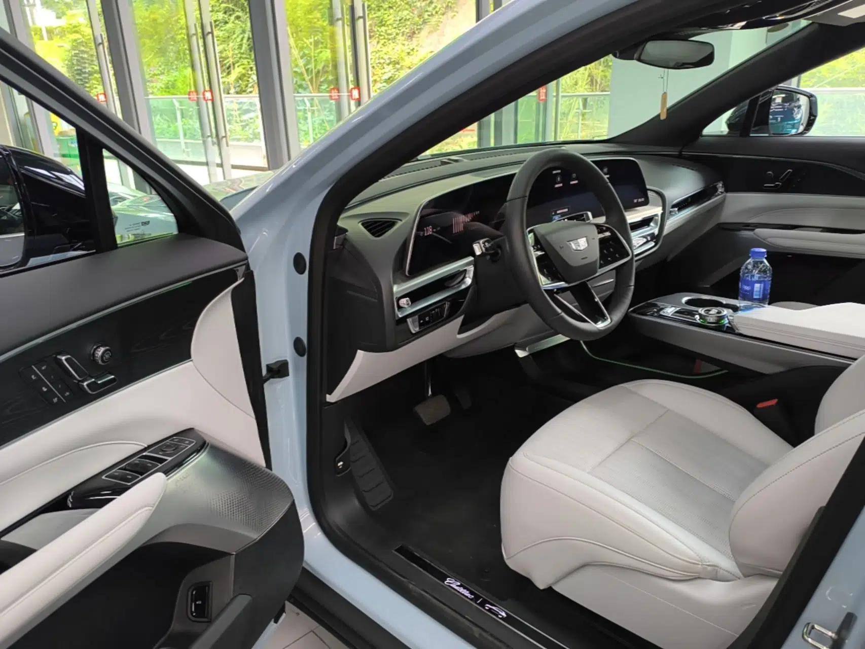 Cadillac LYRIQ 2024 Rear-Drive Standard Range Luxury Edition — миниатюра 18