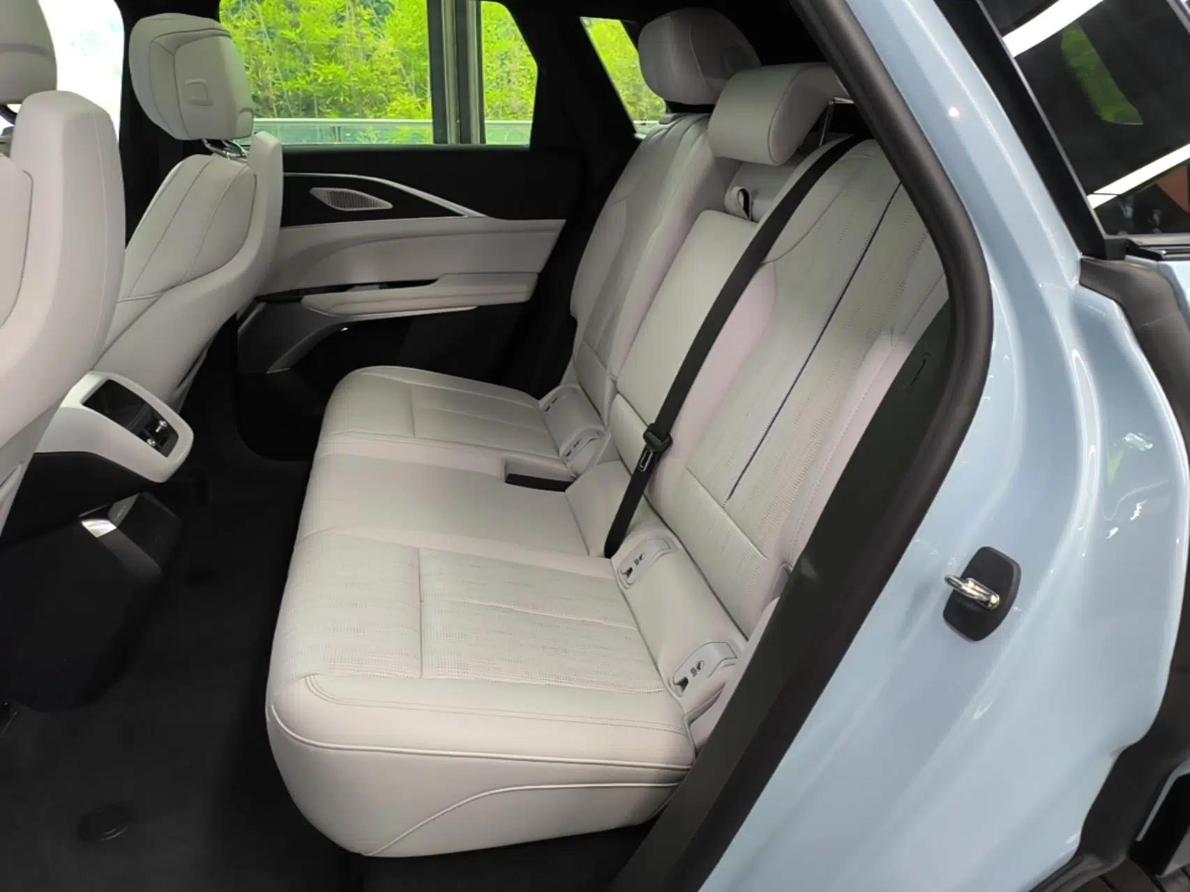 Cadillac LYRIQ 2024 Rear-Drive Standard Range Luxury Edition — миниатюра 20