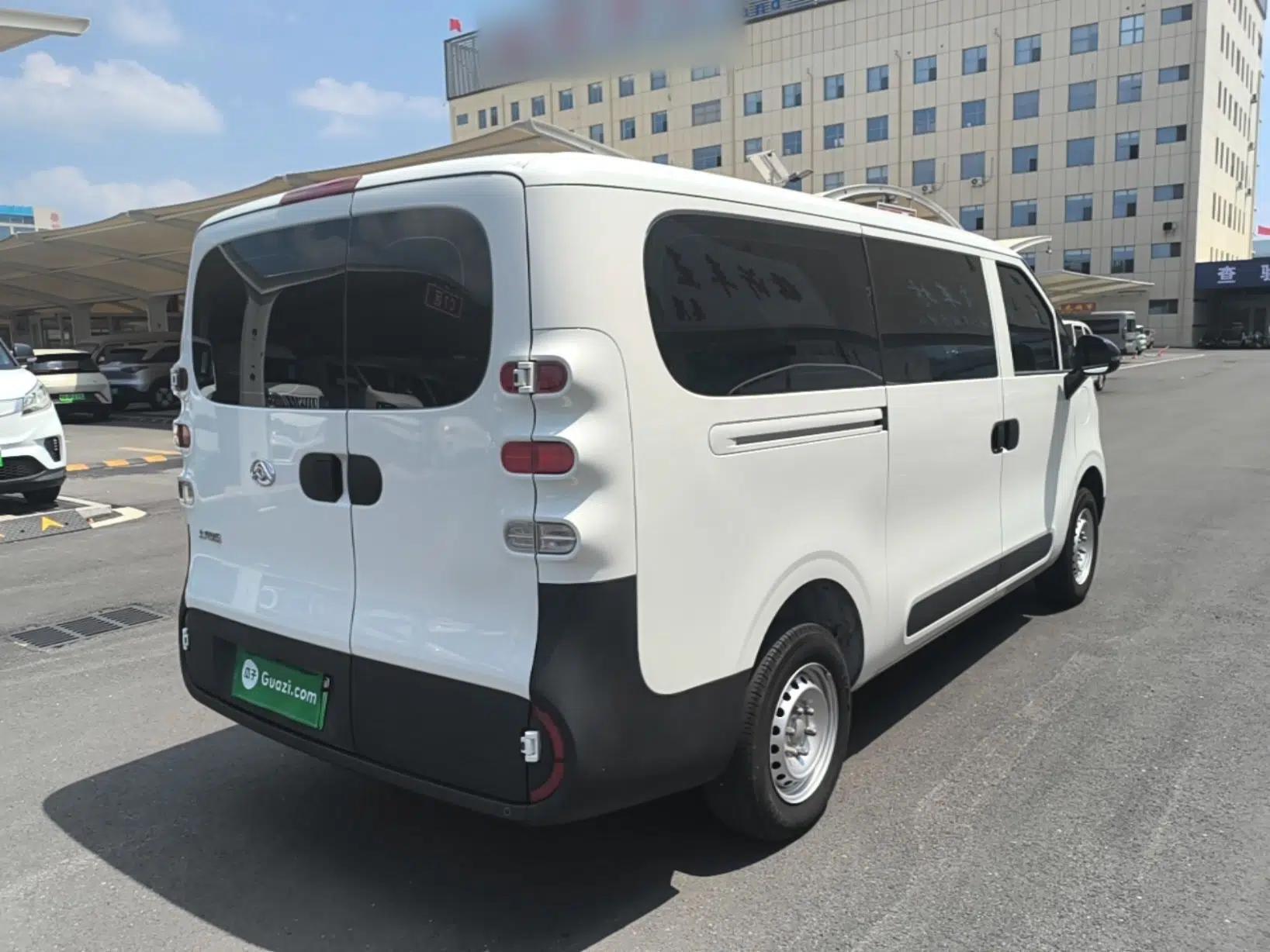 SAIC MAXUS Dana V1 2025 V1 Short Wheelbase Low-Roof Multi-Function Version (42 kWh) — миниатюра 6