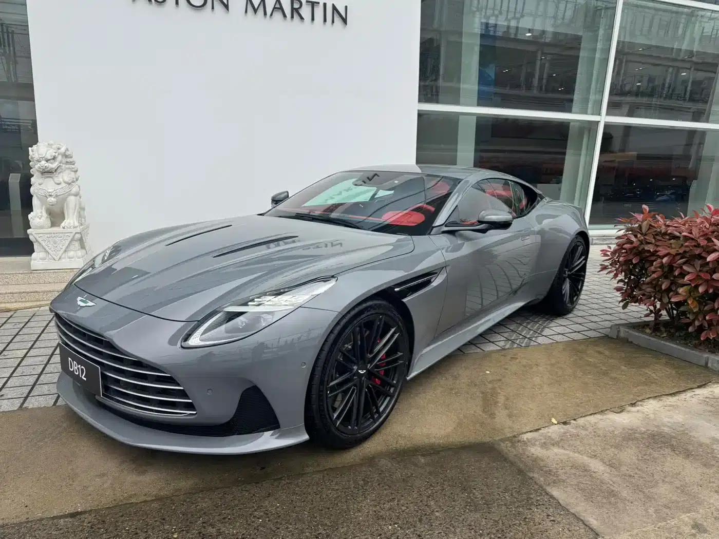 Aston Martin DB12 2025 4.0T V8 Coupe — миниатюра 1
