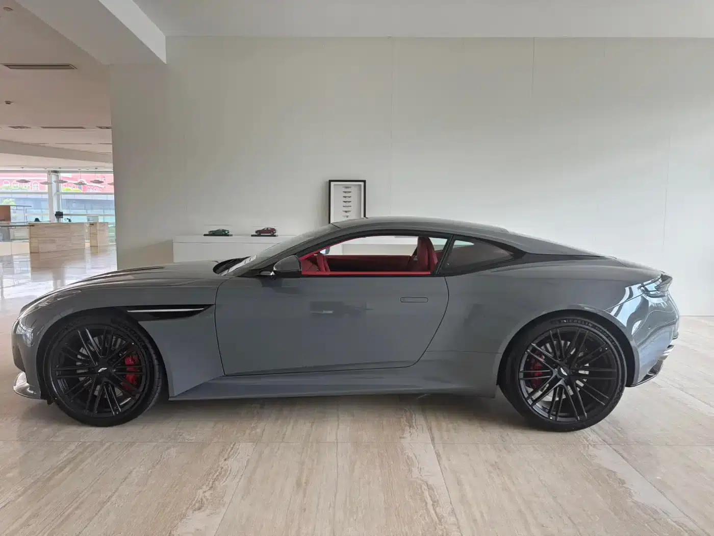 Aston Martin DB12 2025 4.0T V8 Coupe — миниатюра 6