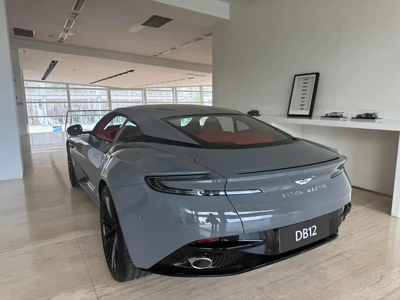 Aston Martin DB12 2025 4.0T V8 Coupe — миниатюра 7