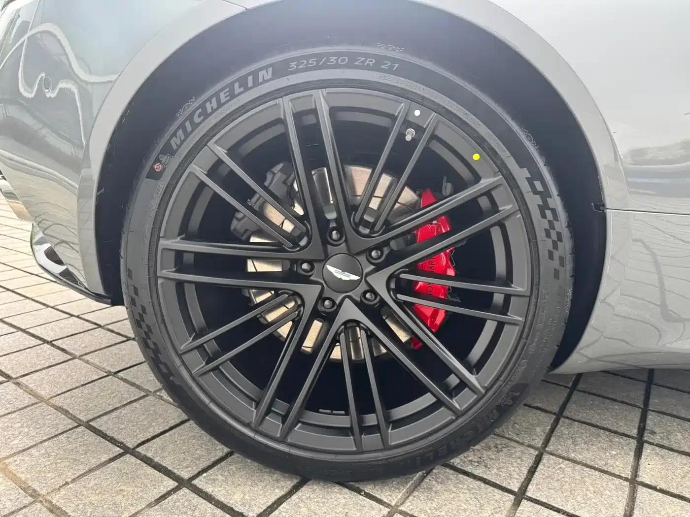 Aston Martin DB12 2025 4.0T V8 Coupe — миниатюра 9