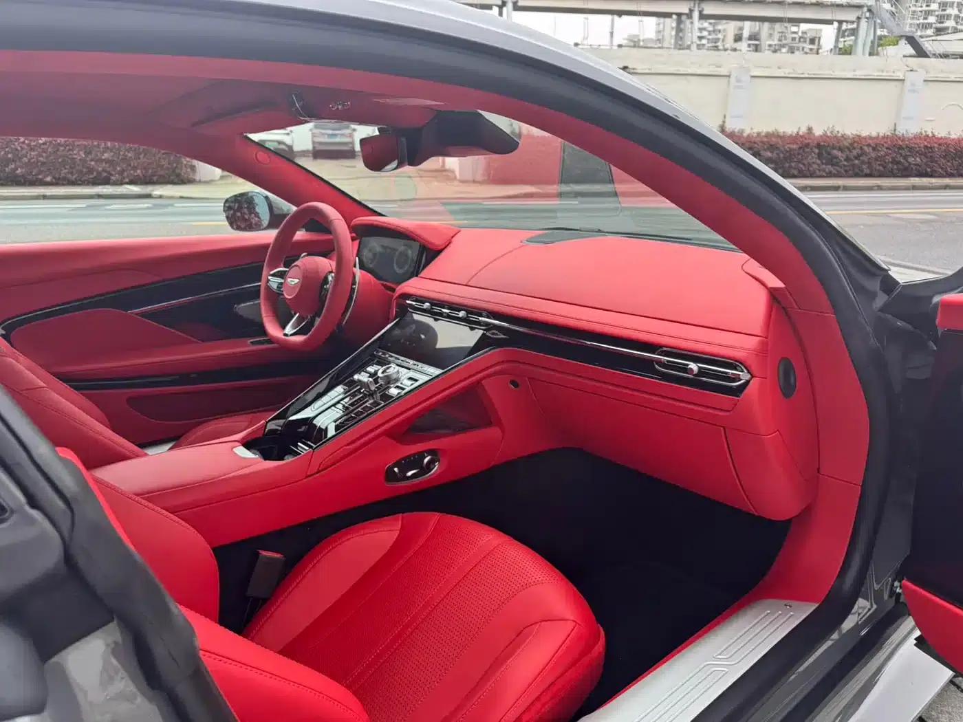 Aston Martin DB12 2025 4.0T V8 Coupe — миниатюра 10