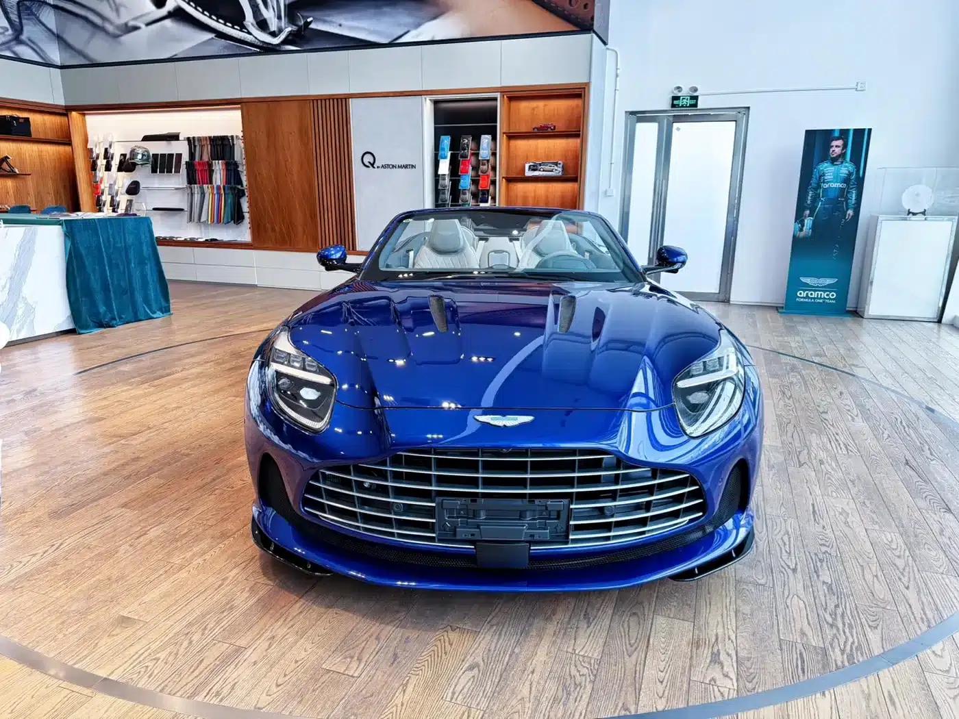 Aston Martin DB12 2025 4.0T V8 Volante — миниатюра 1