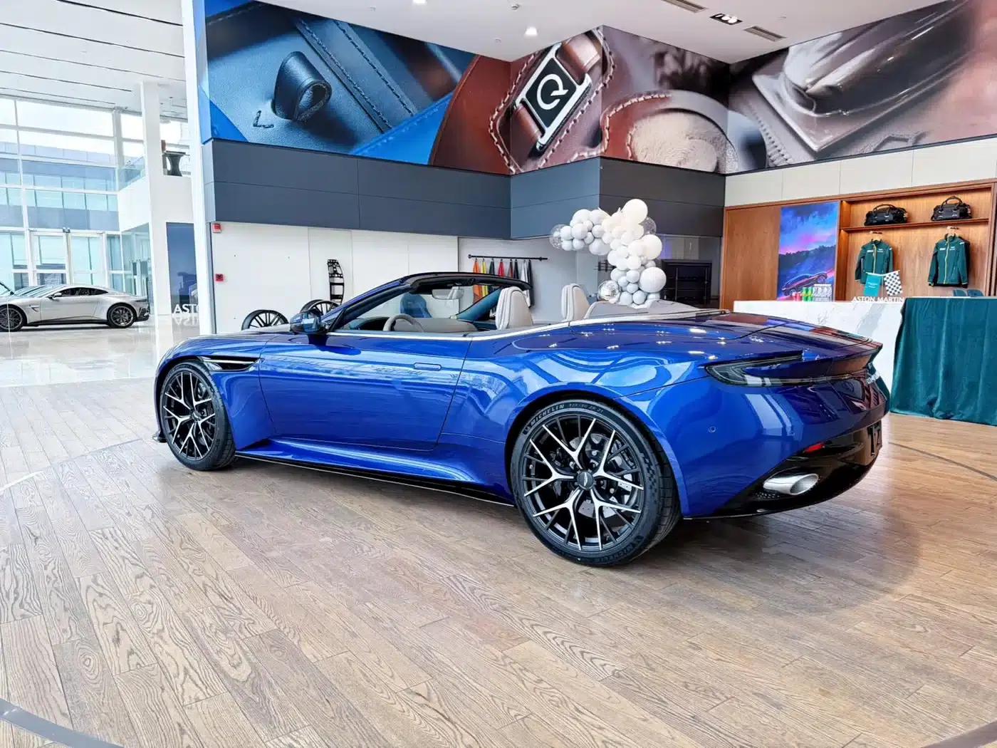 Aston Martin DB12 2025 4.0T V8 Volante — миниатюра 3