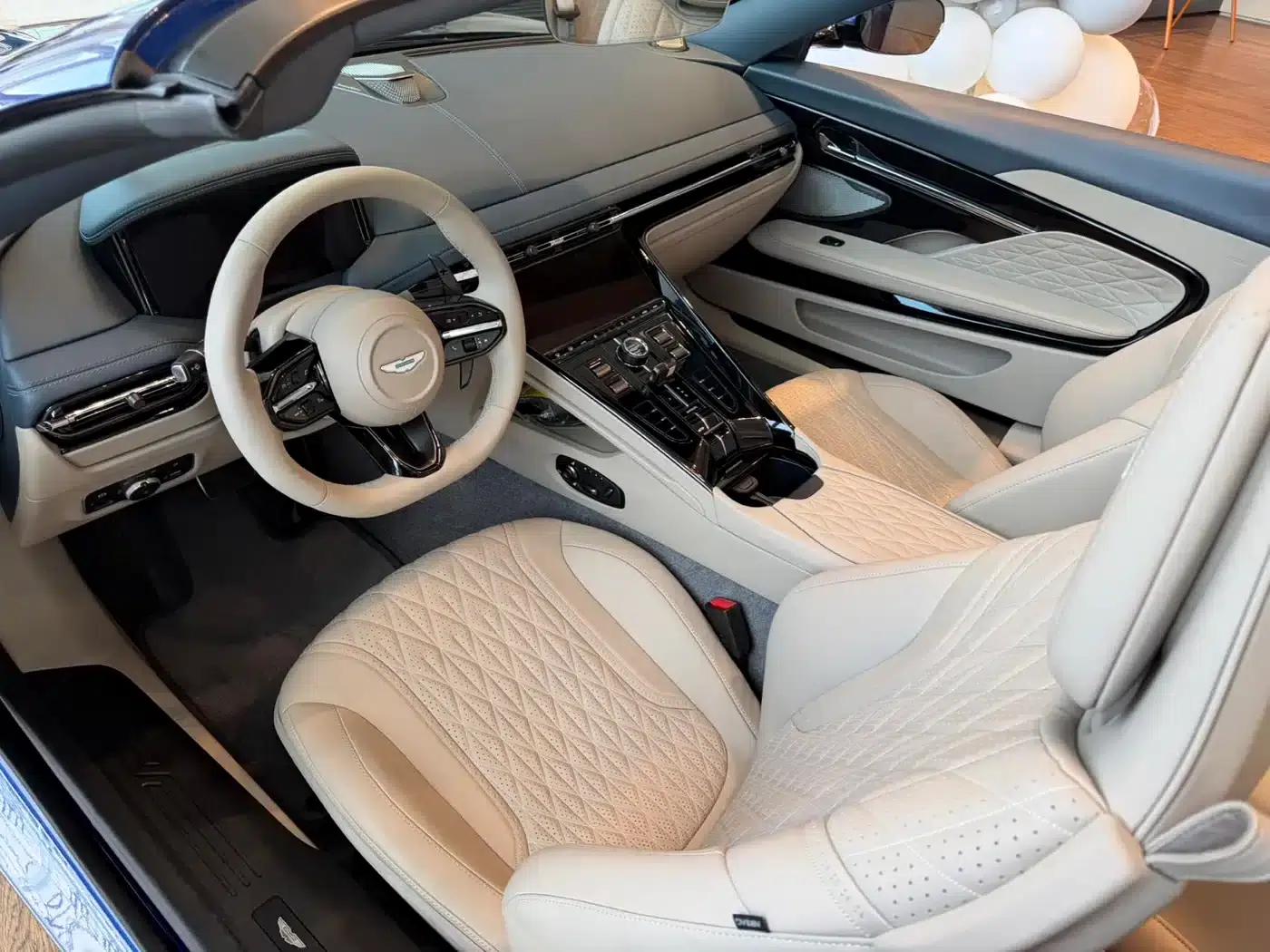 Aston Martin DB12 2025 4.0T V8 Volante — миниатюра 4