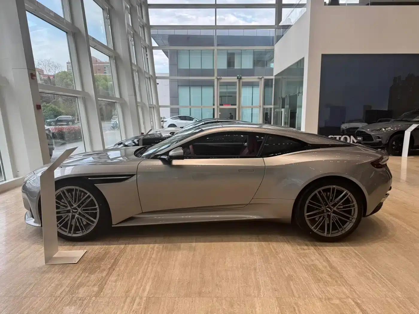 Aston Martin DB12 2025 4.0T V8 Coupe — миниатюра 5