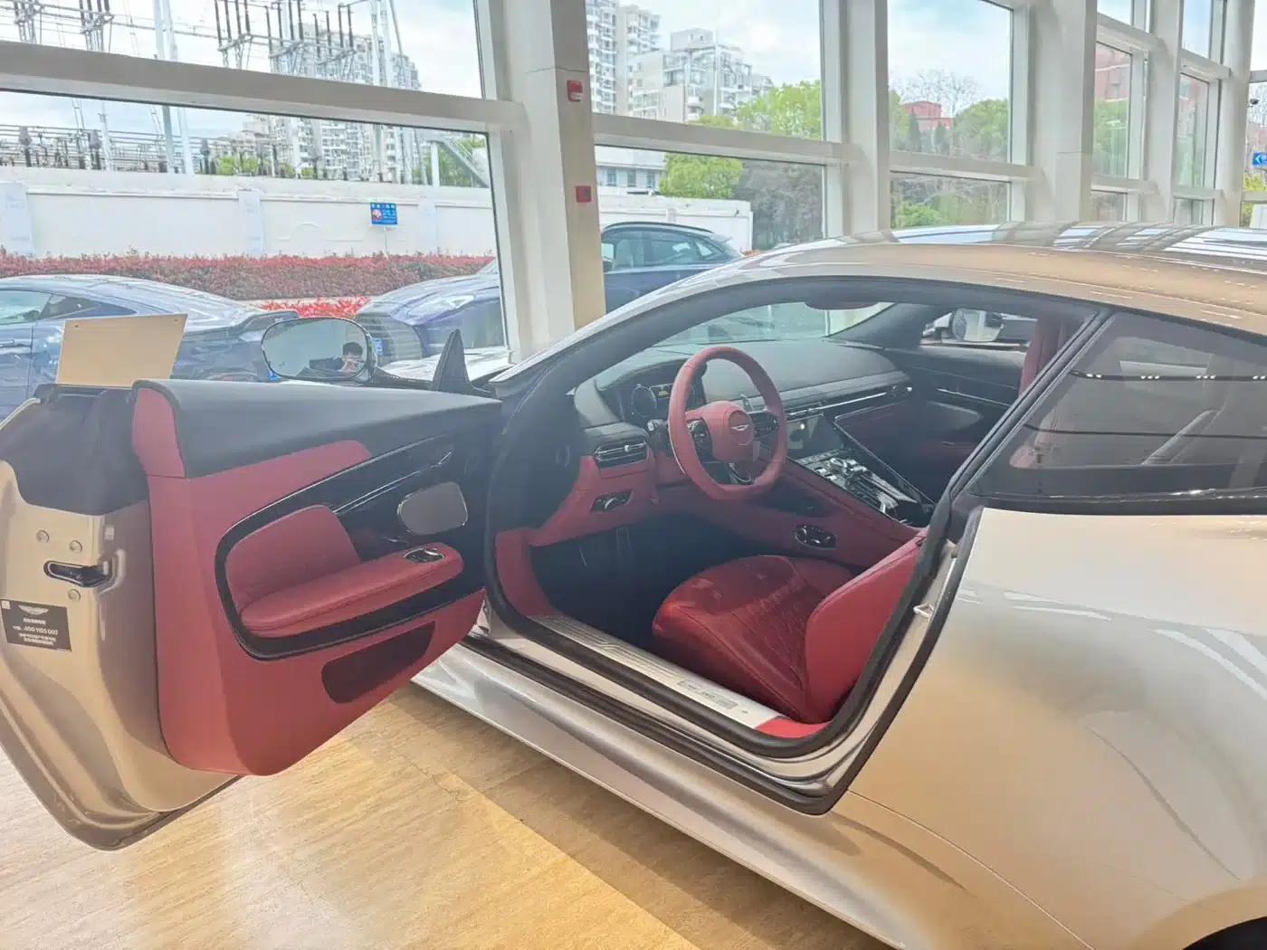 Aston Martin DB12 2025 4.0T V8 Coupe — миниатюра 7