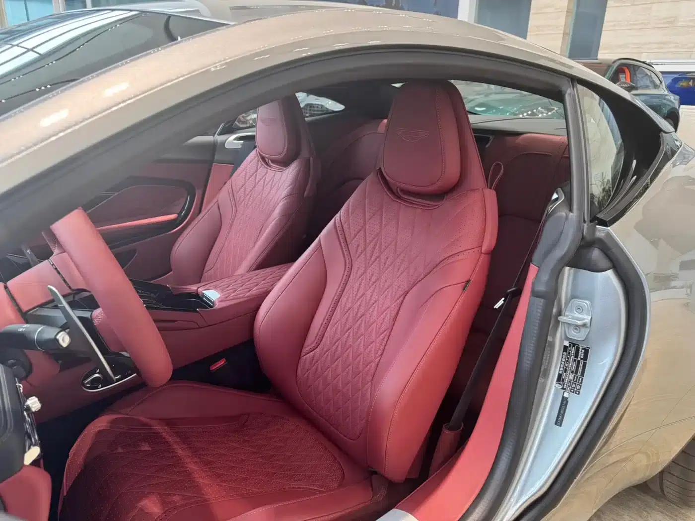 Aston Martin DB12 2025 4.0T V8 Coupe — миниатюра 9