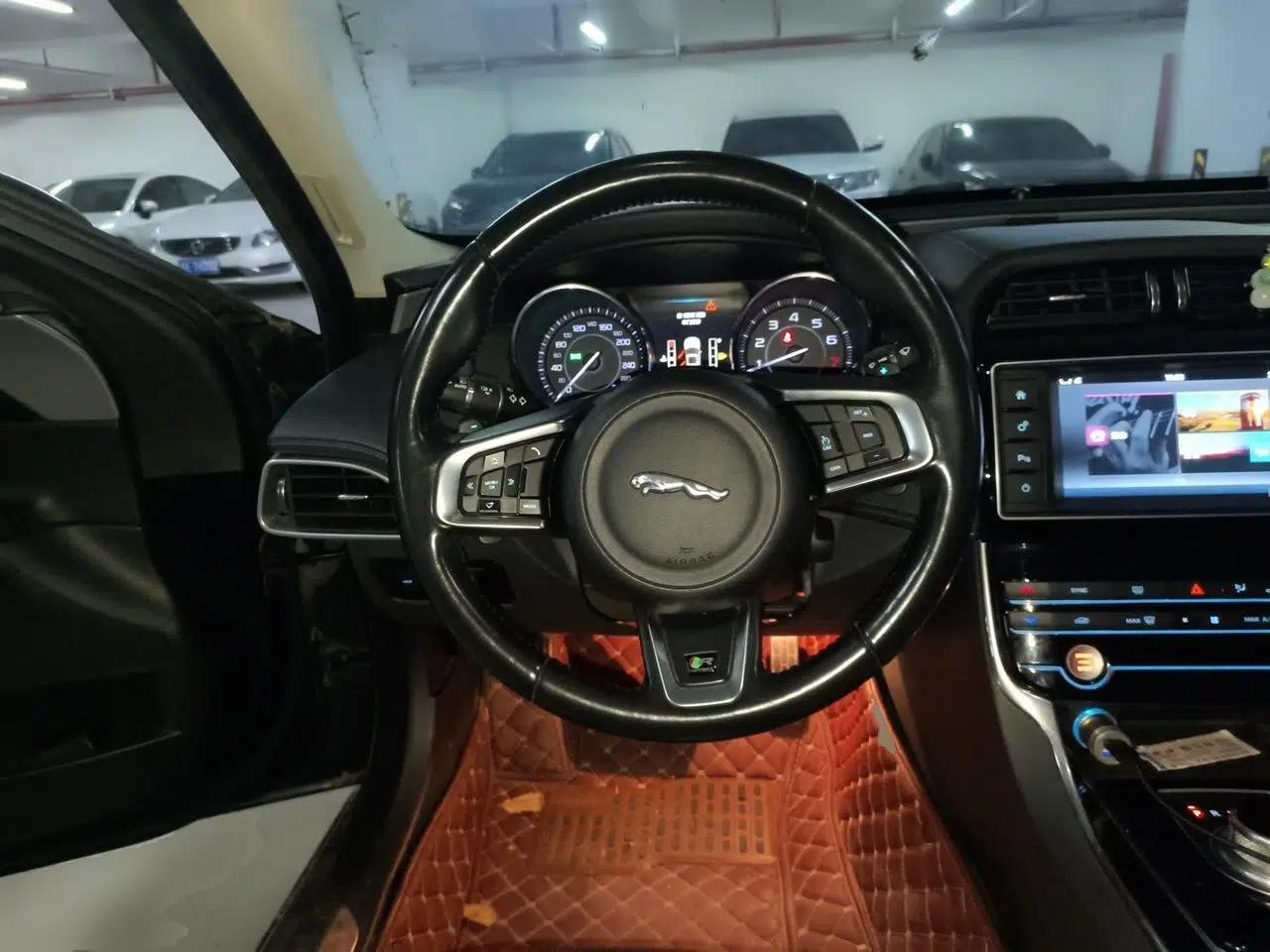 Jaguar XE 2015 2.0T 200 PS R-Sport — миниатюра 10